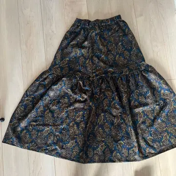 저널 스탠다드 레리움 파랑과 금색 꽃무늬 플레어 스커트