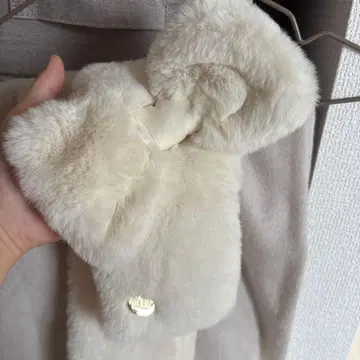 폴앤조 아이보리 퍼 머플러