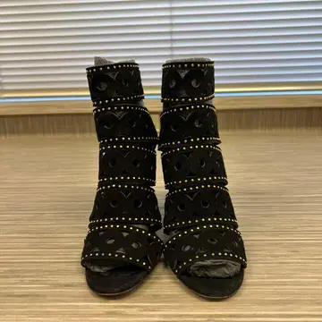 스터드 포함 블랙 컷 아웃 부츠