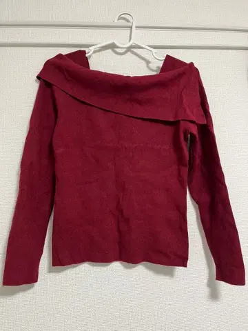 JUSGLITTY 버건디 오프숄더 니트