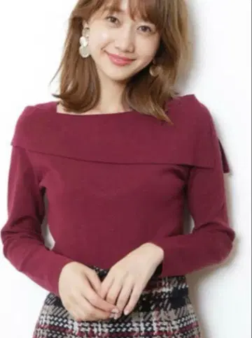 JUSGLITTY 버건디 오프숄더 니트
