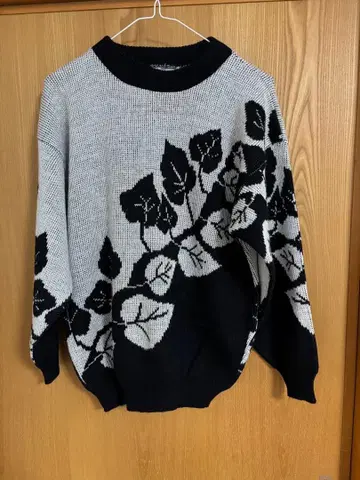 ARIELLE 흑백 잎사귀 패턴 스웨터