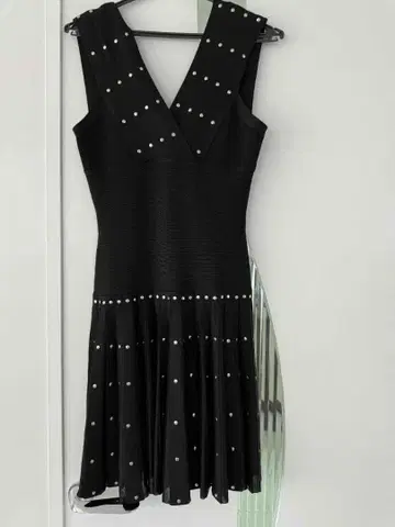 슬리브리스 블랙 플리츠 원피스