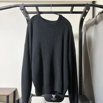 Lui's 25AW 크롭 크루넥 니트