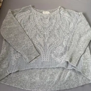 BEARDSLEY 자수 그레이 긴팔 니트