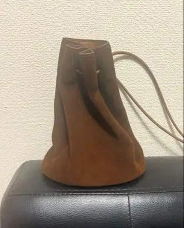 브라운 스웨이드 복조리형 백