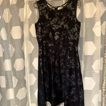 꽃무늬 슬리브리스 무릎 기장 원피스 블랙