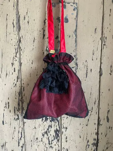 maAco의 빨간색과 블랙 프릴이 달린 복조리 토트백