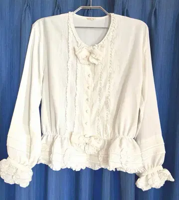 KETTY 프릴 장식 화이트 블라우스