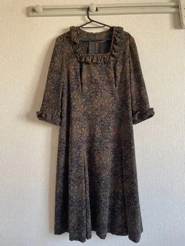 꽃무늬 프릴 스퀘어넥 원피스