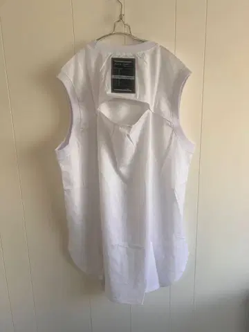 새상품 tranoi 트라노이 화이트 슬리브리스 T셔츠 백 오픈