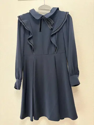 네이비 프릴 리본 포함 원피스 titty&co