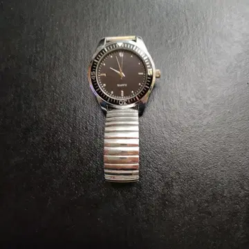 QUARTZ 실버 블랙 시계