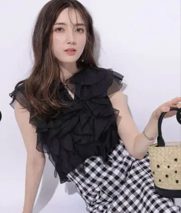 99 [새상품급] Apuweiser-riche 프릴 숏 블라우스