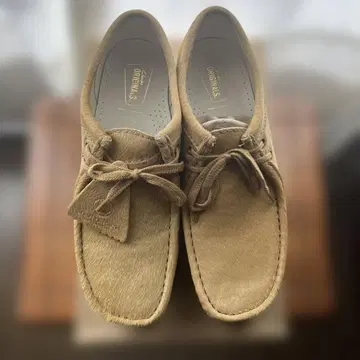 BEAUTY & YOUTH 별주 클락스 왈라비 송치 베이지 UK8