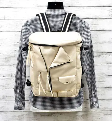 거의 사용하지 않은 백팩 라이더스 디자인 상자형 인조 가죽 아이보리