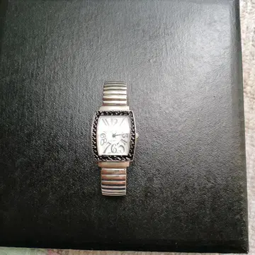 엘레강트한 스퀘어형 시계