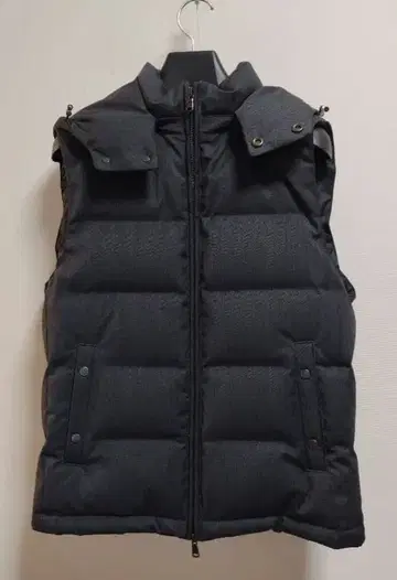 다크 그레이 후드 부착 다운 베스트