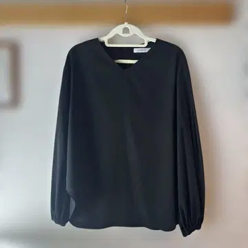 ADORE 블랙 긴팔 셔츠 리본 포함