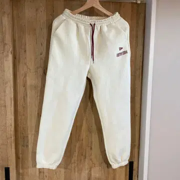 NEW ERA 조거 팬츠 크림색