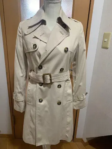 베이지 트렌치코트 더블 브레스트