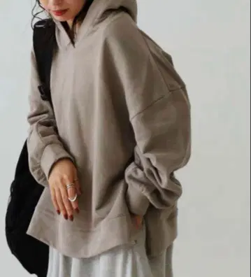 안티카 V넥 후드 부착 후드티 베이지