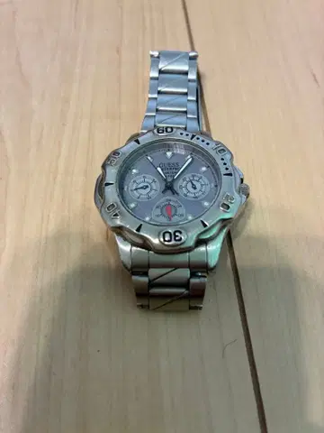 GUESS 아날로그 크로노그래프 시계