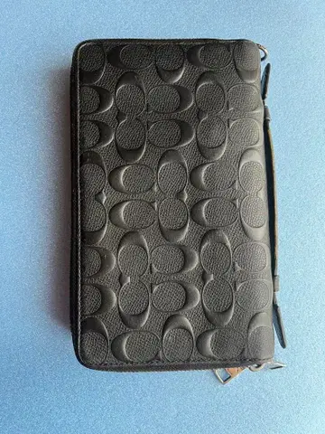 엠보싱 가공 블랙 가죽 클러치백