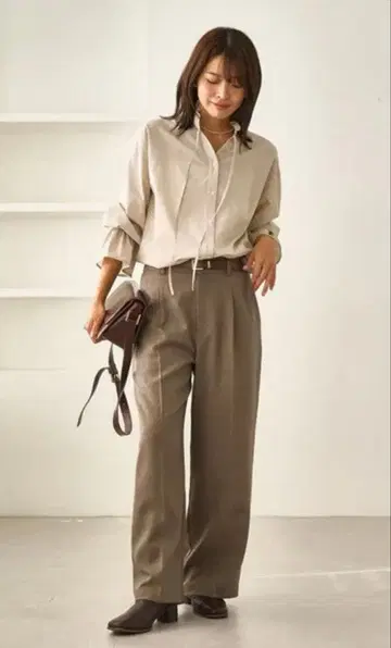 레이디 핸섬 시리즈 울 라이크 허리 턱 세미 와이드 팬츠