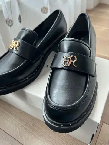 란다 블랙 로퍼 골드 로고 부착