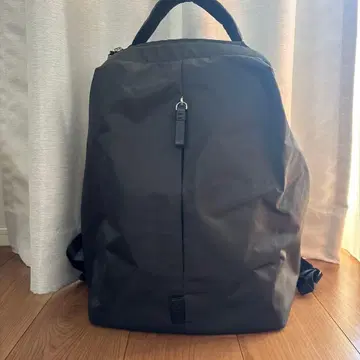 Y'SACCS 심플 블랙 백팩