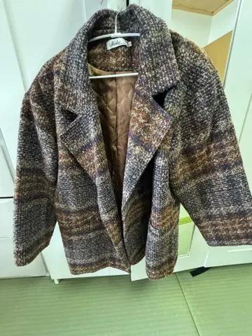 브라운 계열 체크 무늬 테일러드 자켓