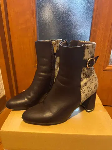 RANDA 모노그램 숏부츠