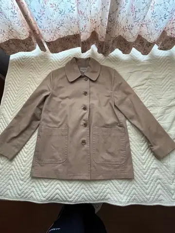 베이지 버튼 코트