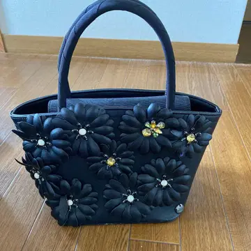 TO BE CHIC 블랙 플라워 핸드백