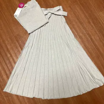 BEAMS 라이트 그레이 플리츠 스커트 셋업