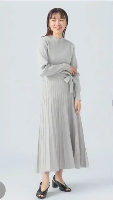 BEAMS 라이트 그레이 플리츠 스커트 셋업