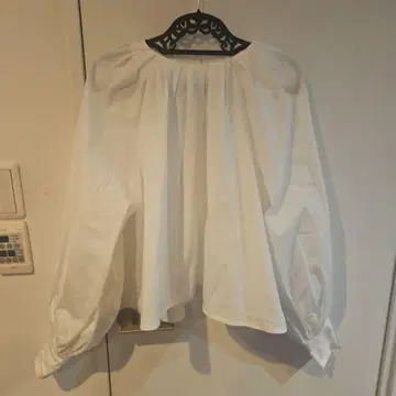 BIRTHDAY BASH 화이트 벌룬 슬리브 블라우스