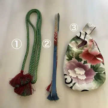 허리띠와 꽃무늬 천 가방