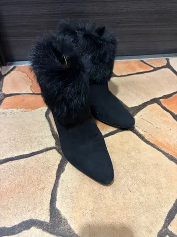 AZUREE: 블랙 스웨이드 퍼 부츠