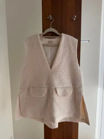 크림색 보아 V넥 베스트 벨로판나