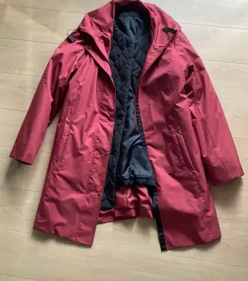 미사용 새상품 크림슨 빨간색 후드 부착 롱 코트 사이즈 38 라이너 포함