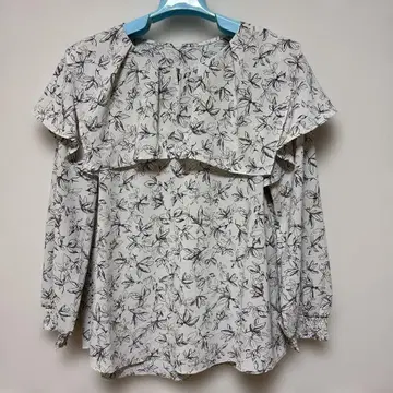 온워드 프릴 달린 꽃무늬 긴팔 셔츠