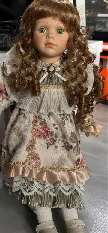 꽃무늬 드레스의 비스크 인형