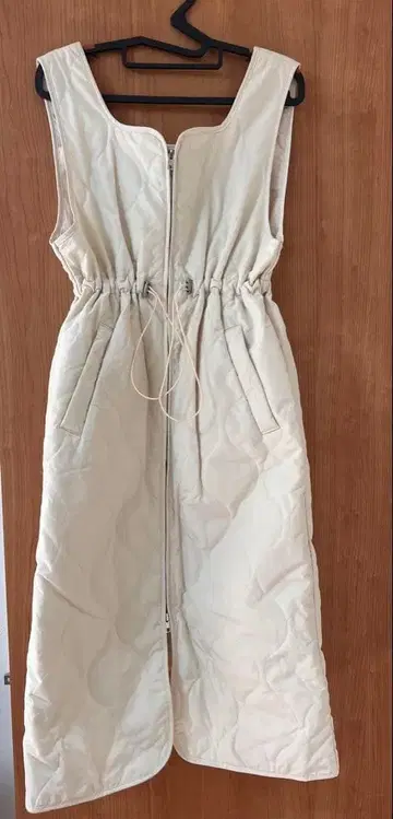 아이보리 퀼팅 슬리브리스 원피스