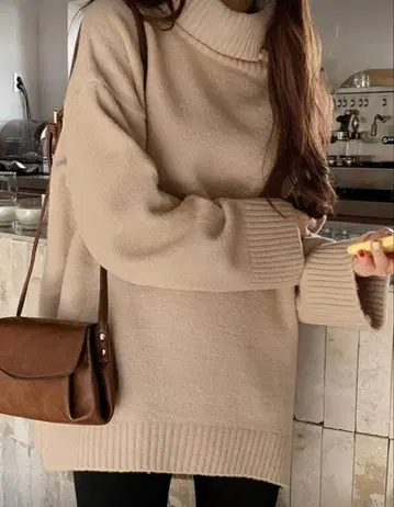 베이지 터틀넥 오버 사이즈 니트