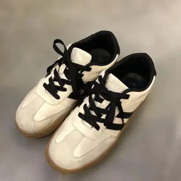 화이트 블랙 인조 가죽 스니커즈 통굽 타입