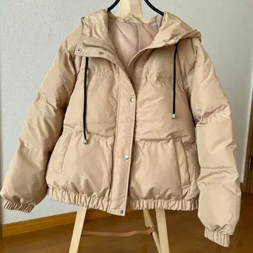 베이지 후드 부착 다운 자켓