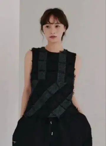 [ 이번 시즌 완판템 ] Hella / 컷 자카드 체크 블라우스