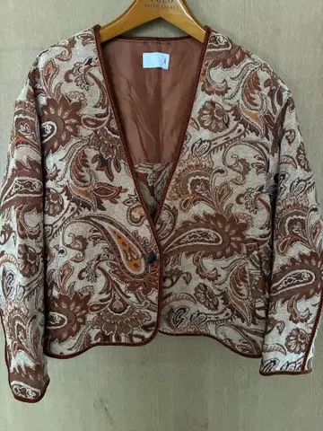 KBF 페이즐리 무늬 노카라 자켓